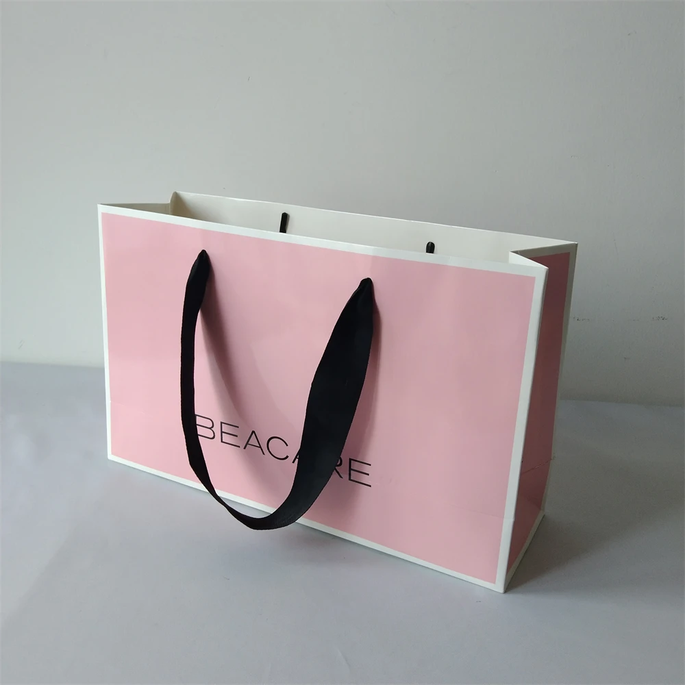 500 шт. / лот, розовая хозяйственная сумка с белой каймой, дизайн с рисунком, Многоразовый бумажный подарочный пакет с напечатанным черным логотипом