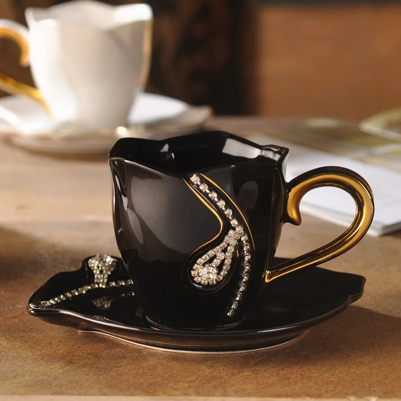 Набор кофейных чашек, Керамические Чашки и блюдца для любителей кофе с бриллиантами в европейском стиле, Чашки с ложками из черного и белого стразов