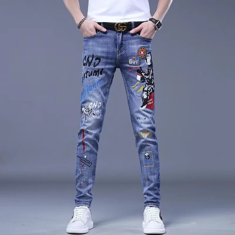 Новый дизайн мужских джинсов с принтом, фирменный значок с вышивкой, молодежные рваные джинсовые брюки Slim Fit, мужские ковбойские брюки-карандаш