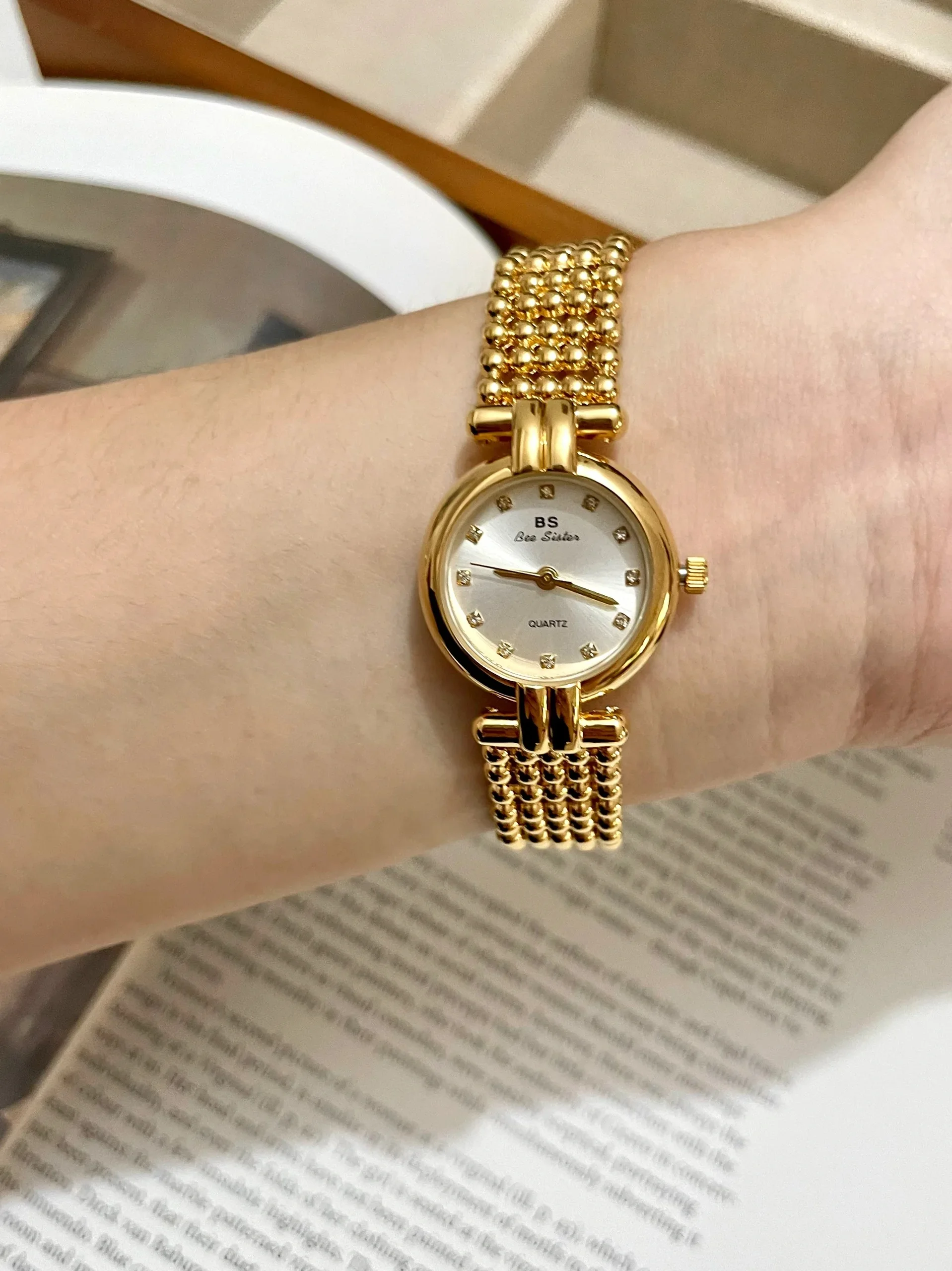 Роскошные женские часы с ремешком из бисера, темперамент, Повседневная мода, Женские золотые часы, ретро-популярные нишевые кварцевые часы